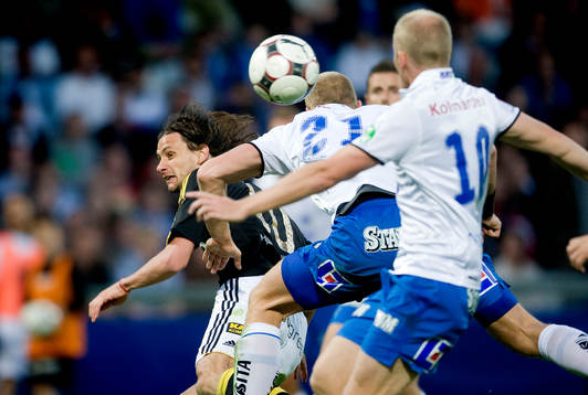 Iván Óbolo, AIK, attackeras bakifrån av Thomas