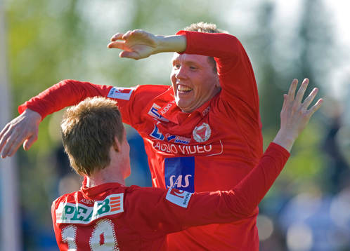 4-1, David Elm har nickat in brorsan Rasmus Elm hörna och