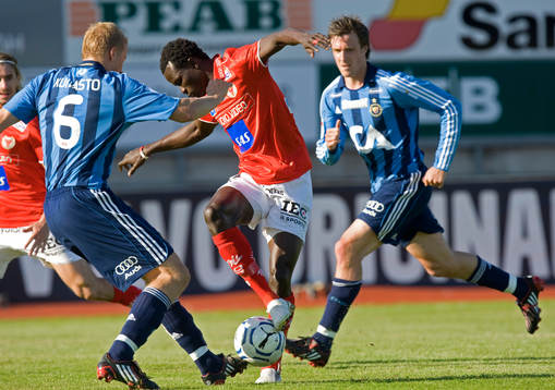 Inhopparen Abiola Dauda skojar med Toni Kuivasto