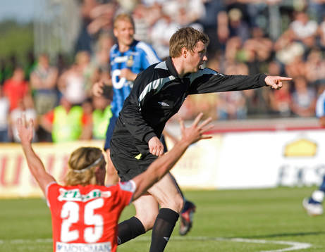 Markus Strömbergsson, domare, pekar fortsätt medan Cesar