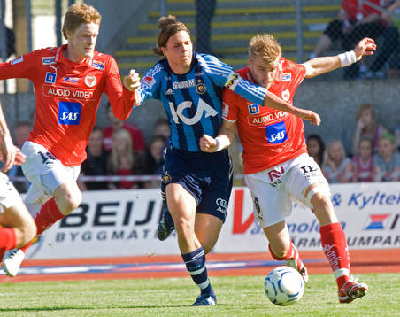 Sebastian Rajalakso, tar sig fram mellan Rasmus Elm och