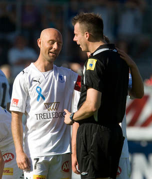 Mattias Thylander debatterar med domare Daniel Stålhammar