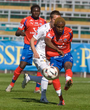 Helsingborgs René Makondele satsar på ett skott. Han