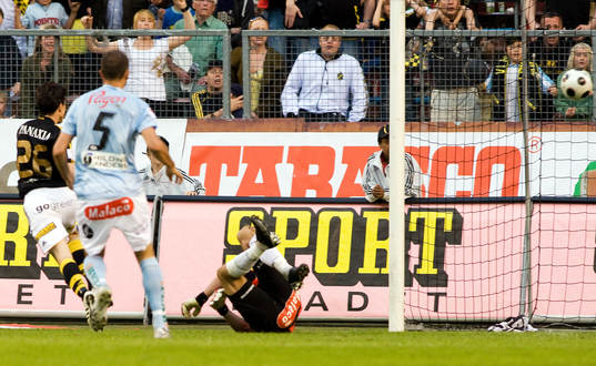 Daniel Mendes, AIK gör 2-0 på Jonas Sandqvist, målvakt,