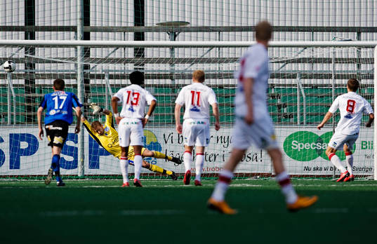 Dennis Östlundh, Assyriska, gör 1-0 på straff