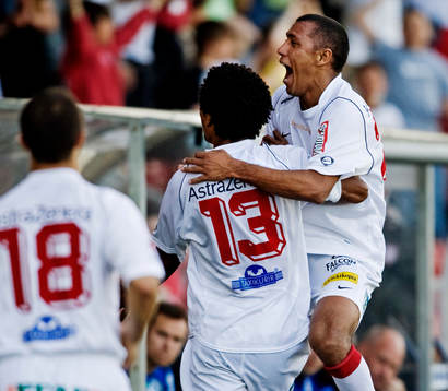 Alessandro Silva Perreira gratulerar Marcos Ferreira,