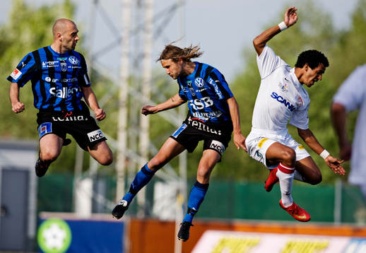 Tripp, trapp, trull. Tre spelare väntar på att bollen ska