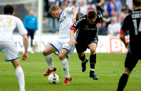Här får Marcus Allbäck, FCK en smäll på vaden och får
