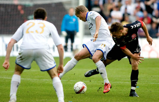 Här får Marcus Allbäck, FCK en smäll på vaden och får