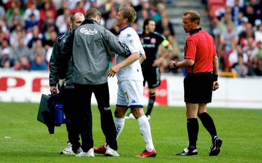 Här får Marcus Allbäck, FCK en smäll på vaden och får