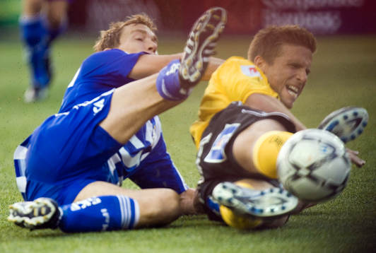 Daniel Alexandersson trycker till Anders Svensson som blir