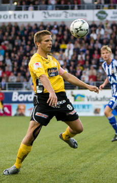 Anders Svensson tar ner bollen på bröstet