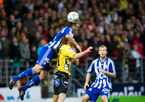 Mattias Bjärsmyr lägger sig på Daniel Mobaeck