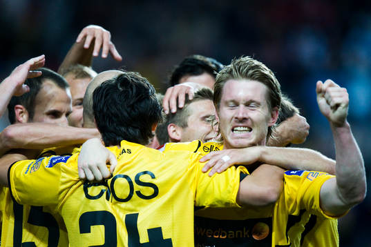 2-0, Fredrik Berglund, som grattas. Jubel