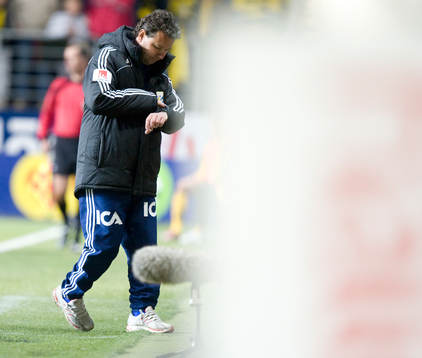 Stefan Rehn, tränare, kollar klockan