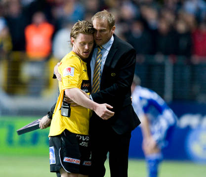 Magnus Haglund, tränare, kramar matchhjälten och