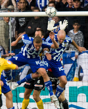 Johan Wiland räddar framför Ragnar Sigurdsson och Jonas