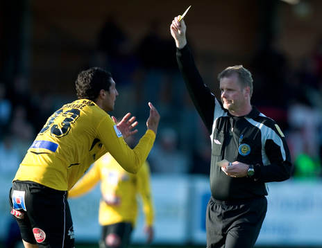 Juan Robled, Mjällby, Johnny Lundbäck, domare, gul kort