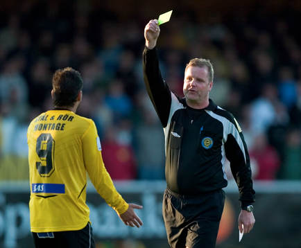 Marcelo Sarvas, Mjällby, får gul kort, Johnny Lundbäck,