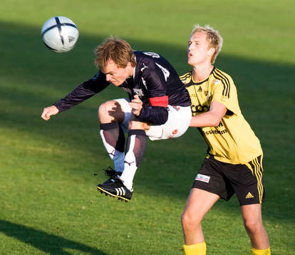 Kristianstads Fredrik "Lillen" Andersson flyger framför