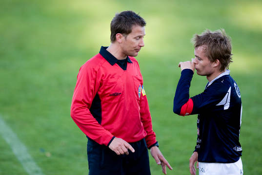 Domaren tröstar Fredrik Andersson