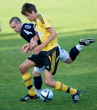 Simon Larsson trycker till David Eek