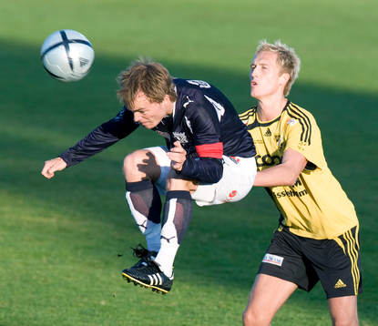 Fredrik Andersson får en tryckare av Bobby Alm Nilsson