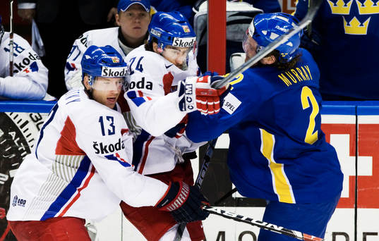 Jiri Novotny och Tomas Plekanec försöker tackla Douglas