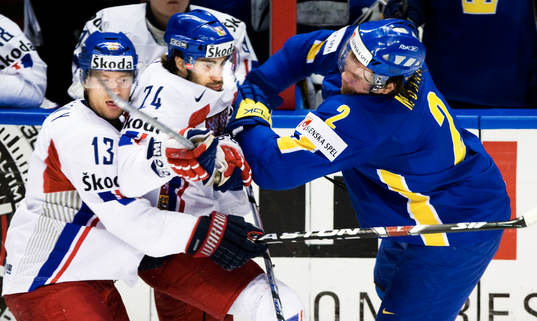 Jiri Novotny och Tomas Plekanec försöker tackla Douglas