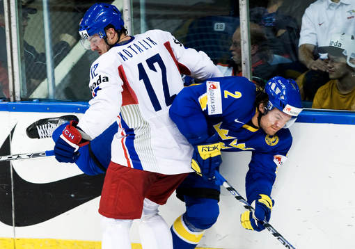 Ales Kotalik klistrar upp Douglas Murray i planket