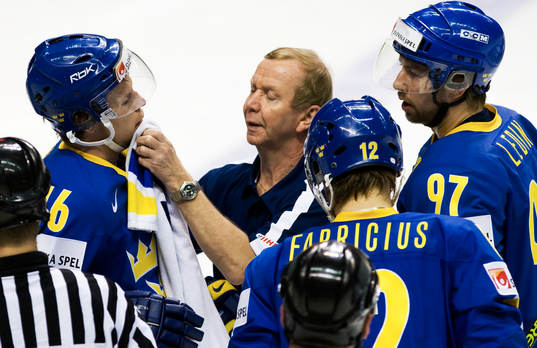 Johan Andersson får lite hjälp av Sveriges Thomas Carlsson
