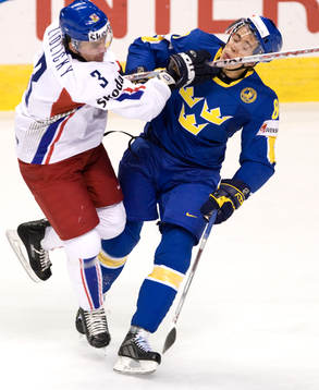 Mattias Weinhandl tacklas av Marek Zidlicky