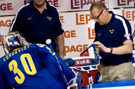 Henrik Lundqvist, målvakt, fåår hjälp med skridskorna