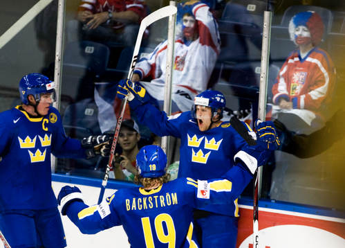 Patric Hörnqvist, jubel 1-0  Kenny Jönsson och Nicklas