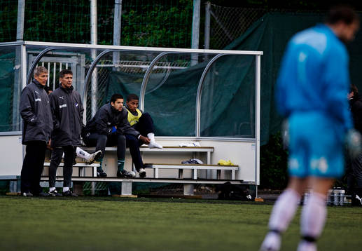 Sören Cratz, tränare IFK Norrköping, kollar på spelet