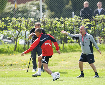 Henrik Larsson, klar EM, påhejad av tränaren Bo Bosse