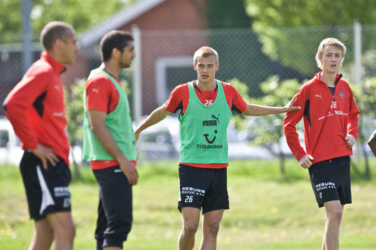 Joel Ekstrand (i mitten)