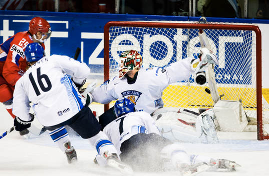 Sergei Fedorov gör 1-0 på Niklas Bäckström, målvakt