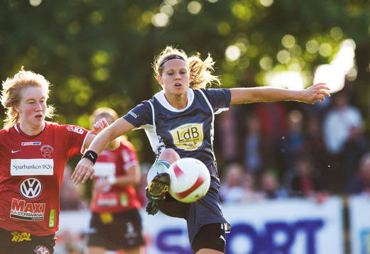 Pavlina  Scasna håller undan för Sofie Persson