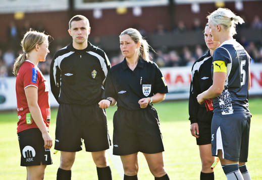 Paula Thörn, domare. Singla slant