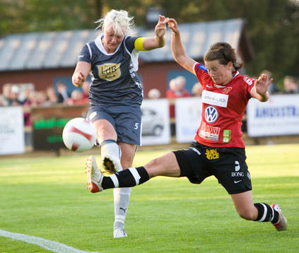 Erla Arnardottir försöker stoppa Nilla Fischer