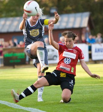 Erla Arnardottir försöker stoppa Nilla Fischer