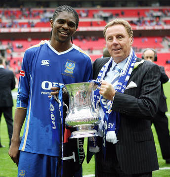 Nwankwo Kanu och Harry Redknapp, tränare, med pokalen