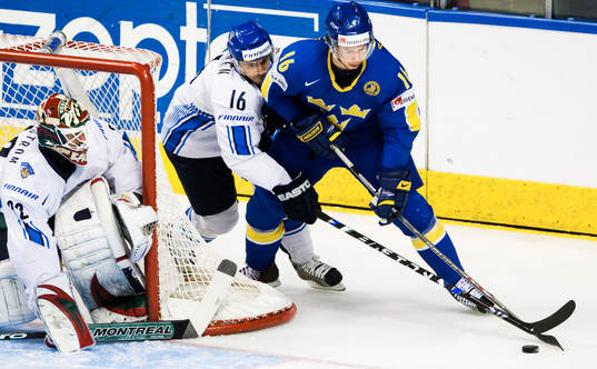 Niklas Bäckström, målvakt, Ville Peltonen och Johan