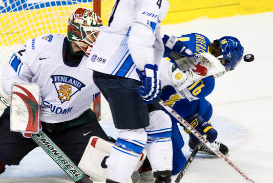 Niklas Bäckström, målvakt räddas av Johan Andersson som