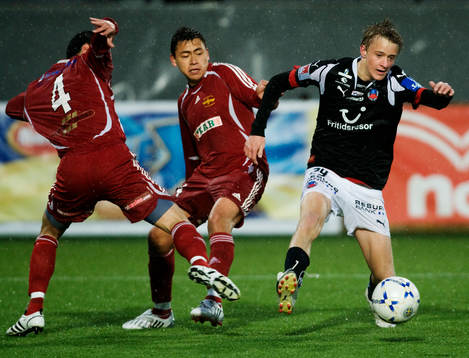 Rasmus Jönsson, Helsingborg, dribblar bort två försvarare