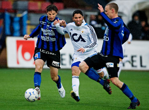 Stefan Batan, Djurgården, fastnar mellan två