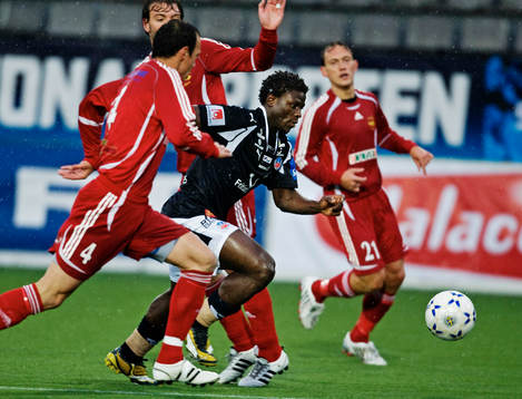 Razak Omotoyssi, Helsingborg, trampar förbi två