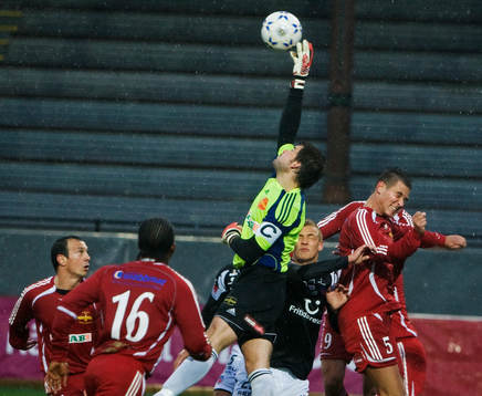 Jonas Bylund, målvakt, Syrianska, tar ner bollen på en