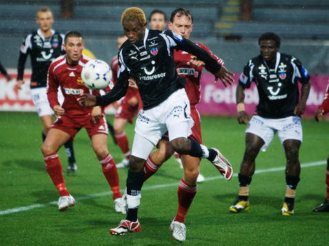 René Makondele, Helsingborg, med bollen